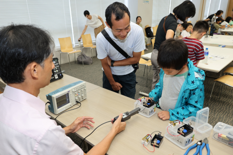 明治大学理工学部が小・中・高校生対象「夏休み科学教室」を開催