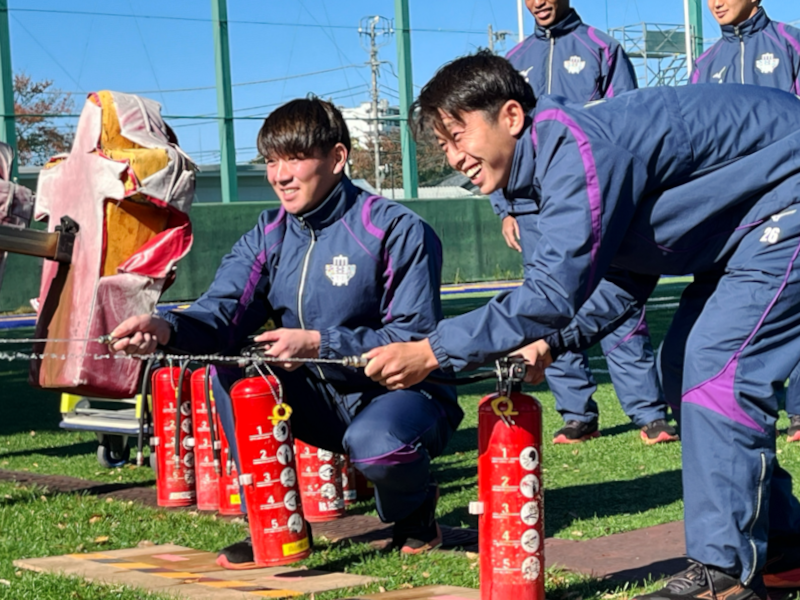 体育会サッカー部員が明治大学八幡山グラウンドの防災訓練に参加（明治大学体育会サッカー部）