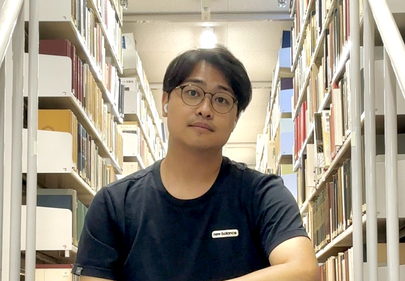 文学を学ぶことの大切さと学問する喜びを知り、大好きな図書館書庫で研究に励む（ジョン・ジェファンさん）